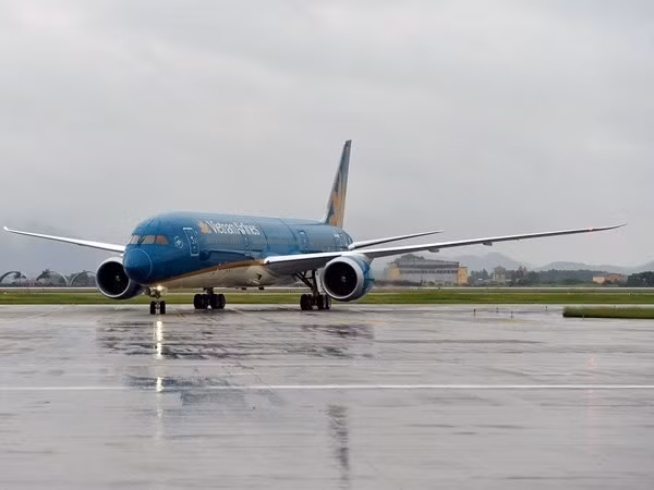 Many flights were delayed or unable to land at Noi Bai Many flights were delayed or unable to land at Noi Bai