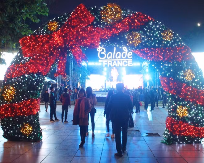 The event took place at Ly Thai To Square on Dinh Tien Hoang street and by Hoan Kiem Lake was full of Christmas shops and decorated with sparkling lights.