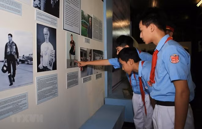 Vietnamese students at the exhibition (Photo: VNA)