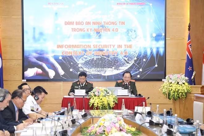 Deputy Minister Nguyen Van Thanh and Major General Le Van Thang chair the event.