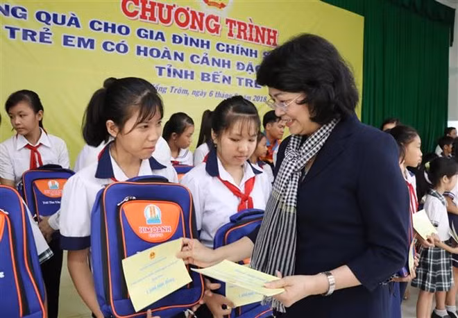 Vice President Dang Thi Ngoc Thinh on August 6 presents gifts of the National Fund for Vietnamese Children to disadvantaged families and children in the Mekong Delta province of Ben Tre. (Photo: VNA)