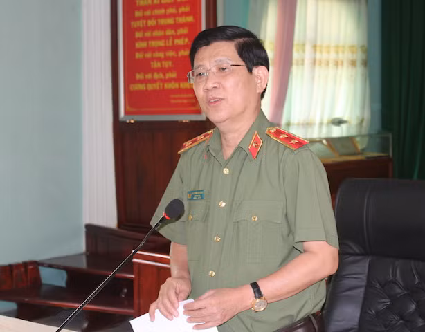 Deputy Minister Nguyen Van Son speaks at the meeting