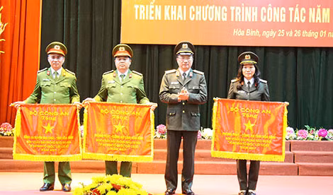 Deputy Minister Nguyen Van Thanh honored various individuals and teams under Hoa Binh Provincial Police Deputy Minister Nguyen Van Thanh honored various individuals and teams under Hoa Binh Provincial Police