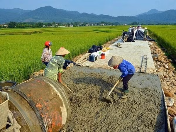 Roads are concretised in all communes in Hoa Binh city (Photo: VNA)