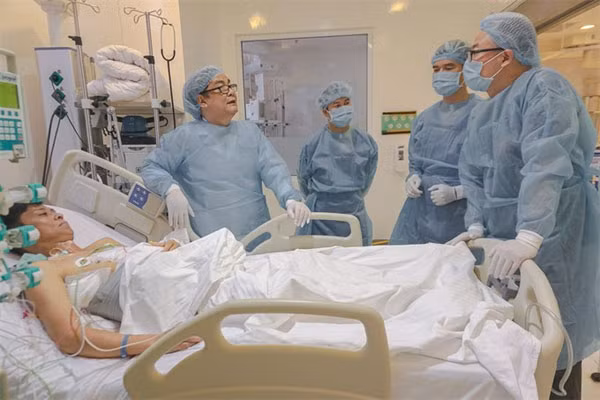 Tuan, liver receiver, and surgery team after the transplant at Vinmec Times City International Hospital. — Photo Vinmec