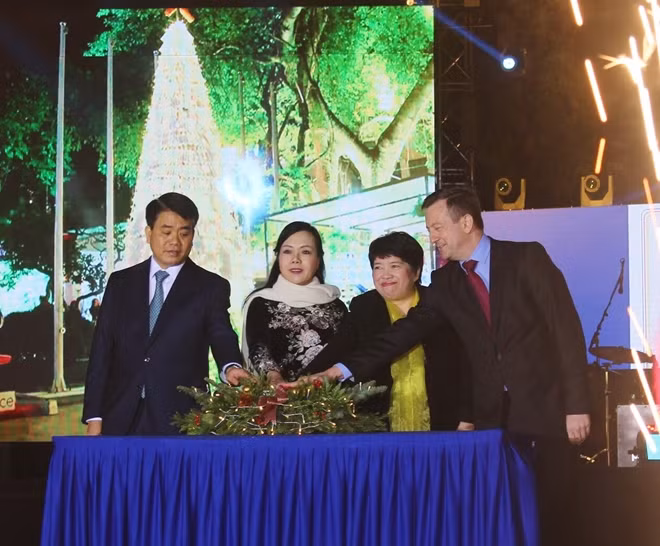 French Ambassador to Vietnam Bertrand Lortholary invited Chairman Nguyen Duc Chung Hanoi; Minister of Health Nguyen Kim Tien, President of Vietnam-France Friendship Association and President of France-Vietnam Friendship Parliamentary Group Nguyen Thuy Anh to light up a 6m-tall Christmas tree made of recycled plastic bottles, sending out a message of protecting the environment.