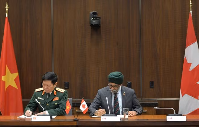 Vietnamese Defence Minister Gen. Ngo Xuan Lich and his Canadian counterpart Harjit Singh Sajjan signed a memorandum of understanding on defence cooperation between the Vietnamese Ministry of National Defence and the Canadian Department of National Defence. (Photo: VNA)