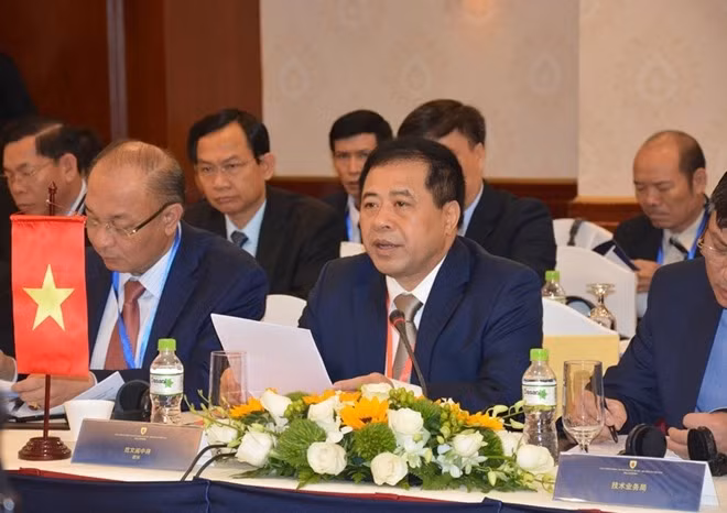 Lieutenant General Pham Van Cac delivers opening remarks