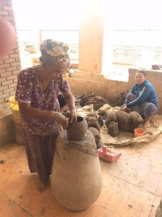 Truong Thi Gach, 82, a Cham artisan, has been making pottery for 70 years in Bau Truc village in Ninh Thuan province (Photo: VNA)