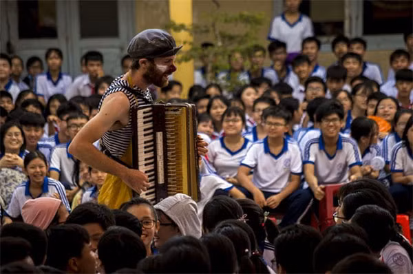 Be Clown performs in front of the students in Vietnam. — Photo courtesy of the company Be Clown performs in front of the students in Vietnam. — Photo courtesy of the company