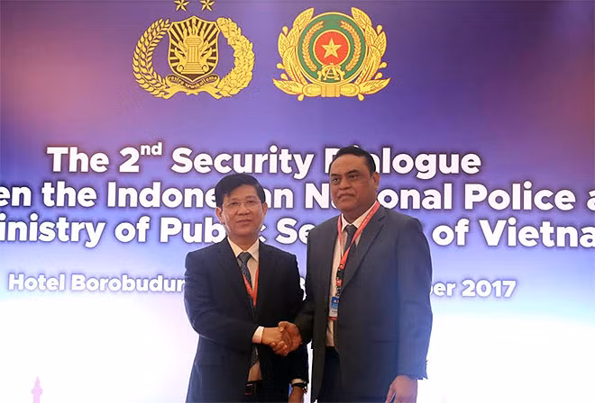 Deputy Minister Nguyen Van Son and INP Deputy Chief, General Syafruddin. Deputy Minister Nguyen Van Son and INP Deputy Chief, General Syafruddin.