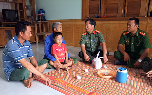 Leaders of District's Public Security Forces visited Luong Chi Trung Leaders of District's Public Security Forces visited Luong Chi Trung
