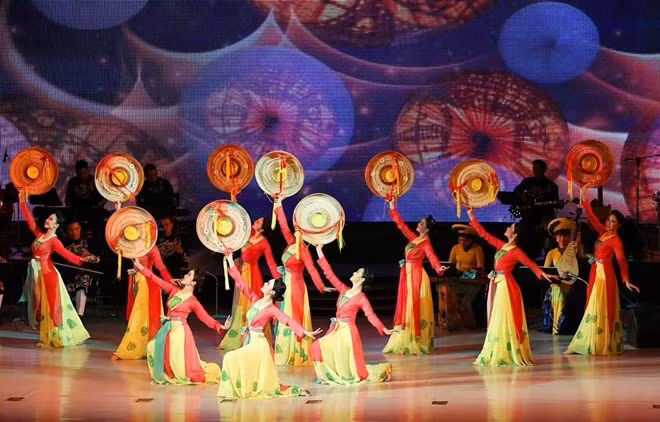 A performance staged by the Vietnam National Art Troupe in Pyongyang (Photo: VNA)