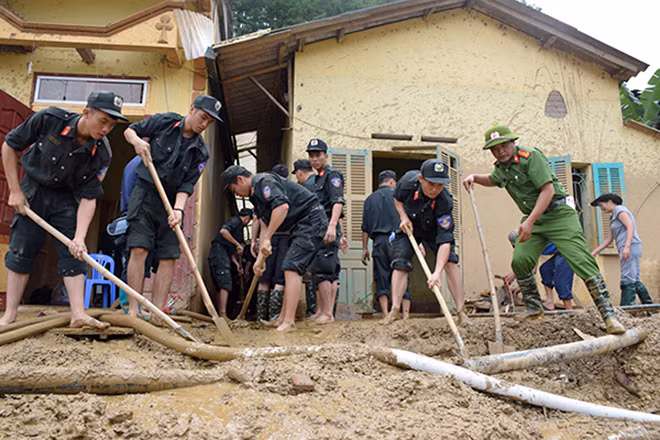 Policemen helping local people overcome difficulties after the disaster