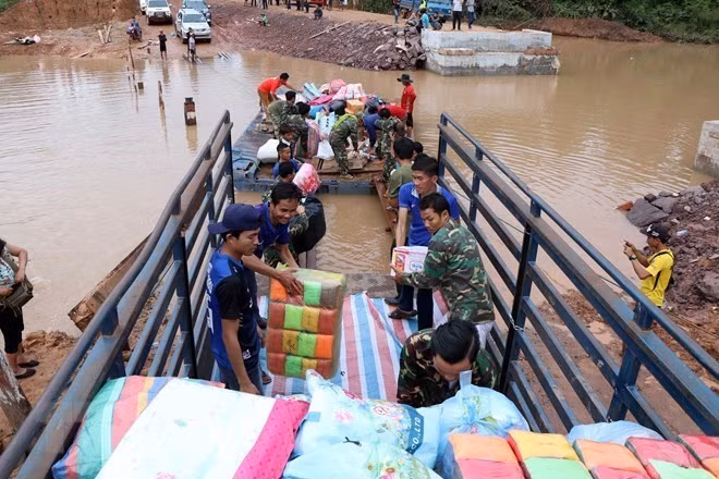 Relief supplies to Laos (Source: VNA)