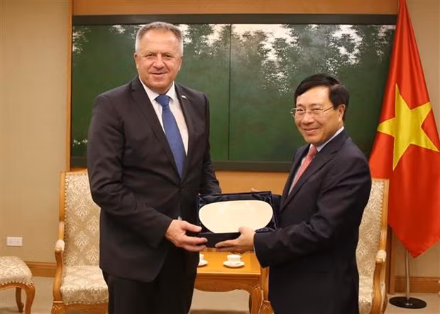 Deputy Prime Minister and Foreign Minister Pham Binh Minh (R) and Slovenian Minister of Economic Development and Technology Zdravko Pocivalsek (Photo: VNA)