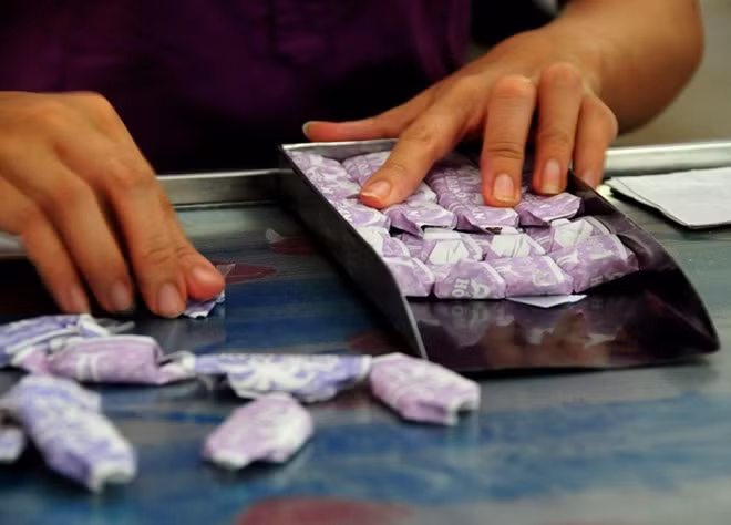 These days coconut candy comes in many flavors with durian, pineapple leaves and coffee added to offer customers more choice. At VND30,000 (US$1.3) for a 300 gram pack of candy, it is one of the most popular souvenirs in Ben Tre and has earned a reputation outside the province.