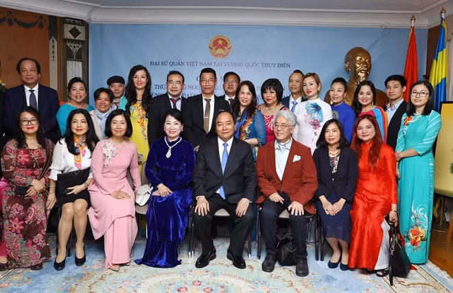 Prime Minister Nguyen Xuan Phuc in a group photo with the Vietnamese Embassy staff and expatriates in Sweden
