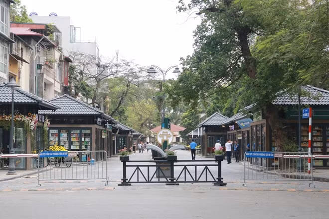 The street is next to the Hanoi Municipal People’s Court, located between Hai Ba Trung and Ly Thuong Kiet. Many years ago, the street was known as "Underworld’s Market". The street is next to the Hanoi Municipal People’s Court, located between Hai Ba Trung and Ly Thuong Kiet. Many years ago, the street was known as "Underworld’s Market".