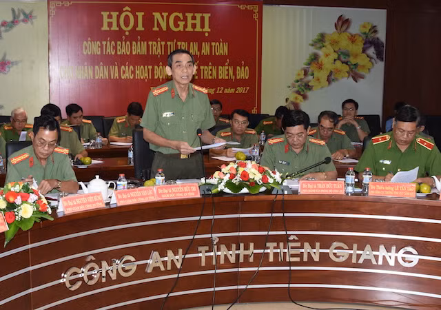 Senior Colonel Nguyen Huu Tri, Director of the Tien Giang Police reported the Deputy Minister and the working delegation on the police work in 2017.