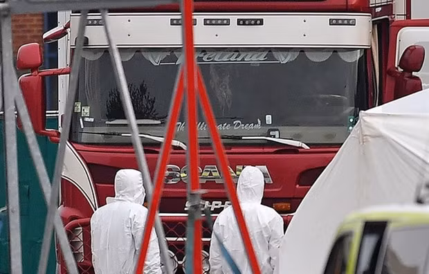 Police investigate the lorry in which 39 dead bodies were found in October in Essex in the south of England. (Photo: AFP/VNA)