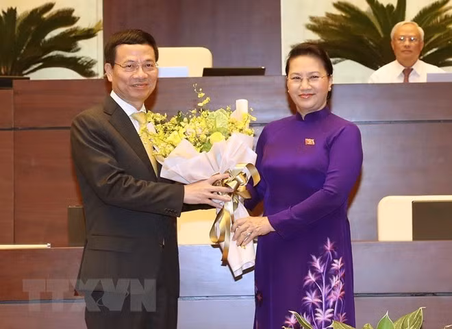 National Assembly Chairwoman Nguyen Thi Kim Ngan (R) presents flowers to new Minister of Information and Communications Nguyen Manh Hung (Photo: VNA) National Assembly Chairwoman Nguyen Thi Kim Ngan (R) presents flowers to new Minister of Information and Communications Nguyen Manh Hung (Photo: VNA)