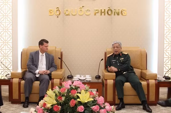 Deputy Defence Minister Nguyen Chi Vinh (R) and US Assistant Secretary of Defence for Asian and Pacific Security Affairs Randall Schriver (Source: VNA) Deputy Defence Minister Nguyen Chi Vinh (R) and US Assistant Secretary of Defence for Asian and Pacific Security Affairs Randall Schriver (Source: VNA)