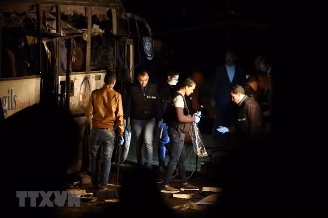 Relevant forces investigate at the scene of the bomb attack in Giza province, Egypt, on December 28. (Source: Xinhua / VNA)