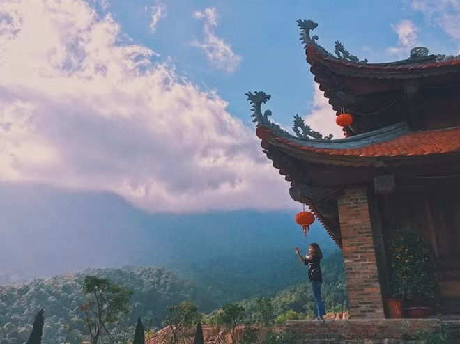 West Yen Tu mountain range hosts various relic sites involving King-Monk Tran Nhan Tong (1258-1308) as he studied and practiced Truc Lam Yen Tu Zen Buddhism here between 1293 and 1308. (Photo: vngo.vn)