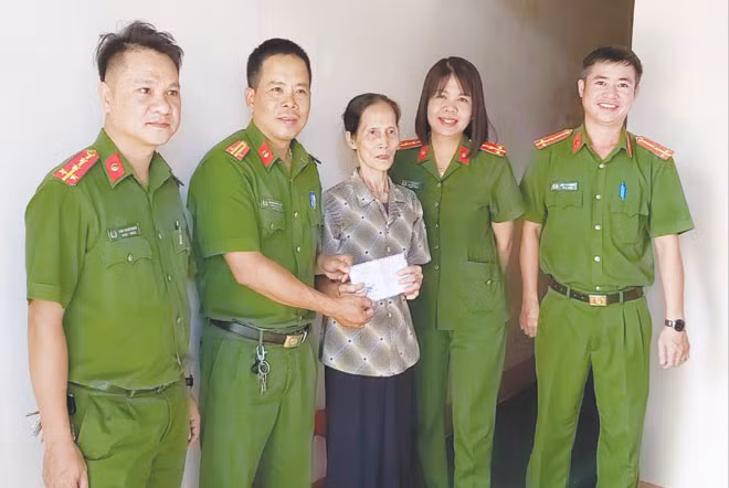 Captain H'Lunh Mlo, Vice Head of the Police Post of Quang Phu township, Cu M’gar district, Dak Lak province. Captain H'Lunh Mlo, Vice Head of the Police Post of Quang Phu township, Cu M’gar district, Dak Lak province.