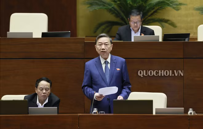 Minister To Lam speaks at NA deputies’ group discussion.