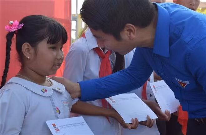 The organizers presented gifts to 100 primary students from poor families and 20 scholarships to needy students of ethnic minority groups (Photo: VNA) The organizers presented gifts to 100 primary students from poor families and 20 scholarships to needy students of ethnic minority groups (Photo: VNA)
