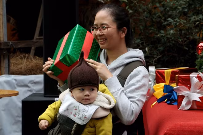 Many families also bring junior members to the fair to feel the Christmas atmosphere.