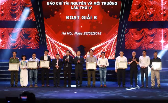 The fourth Press Awards on Natural Resources and Environment are presented on August 28 (Photo: VNA)