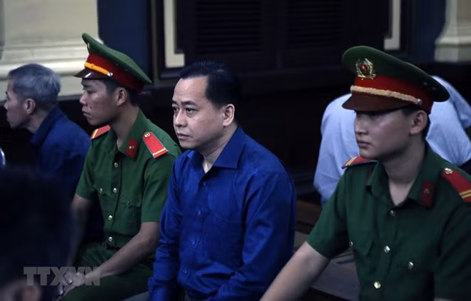 Phan Van Anh Vu (second from right) at a trial on November 30, 2018 (Source: VNA)