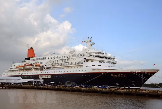 As many as 28 Vietnamese young leaders will embark on a 52-day voyage with their regional peers with the Ship for Southeast Asian and Japanese Youth Programme (SSEAYP) from October 23 to December 13. (Photo: VNA)