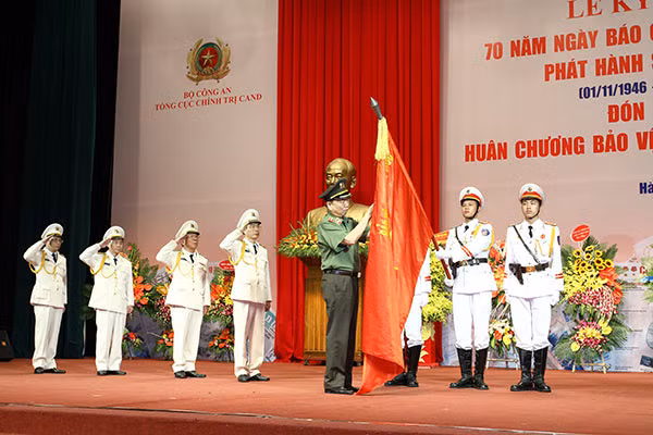 CAND Newspaper receives Fatherland Defense Order 1st Class.