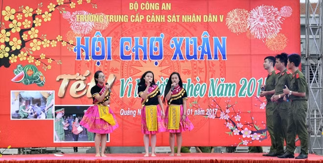 Stage performances heats up the fair