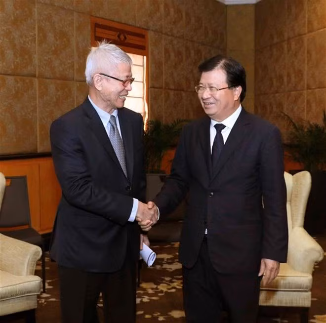 Deputy Prime Minister Trinh Dinh Dung (R) receives Executive Director of the SCG in Vietnam Dhep Vongvanich. (Photo: VNA) Deputy Prime Minister Trinh Dinh Dung (R) receives Executive Director of the SCG in Vietnam Dhep Vongvanich. (Photo: VNA)