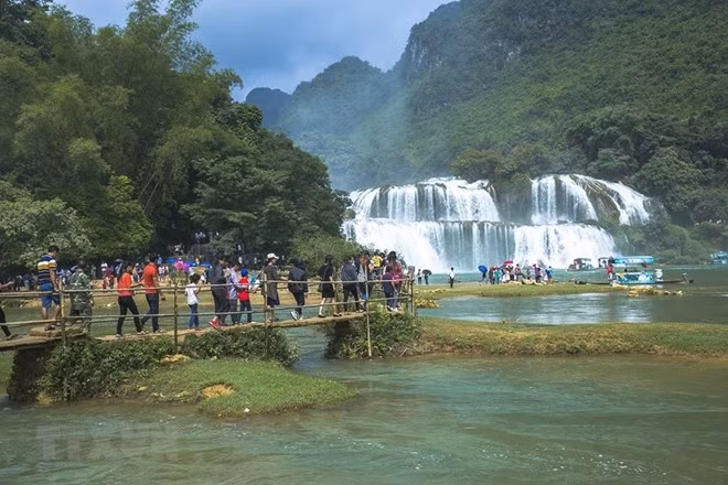 Visitors to Ban Gioc Waterfall, a famous destination in Cao Bang. The province is working to turn tourism into one of its economic pillars (Photo: VNA)