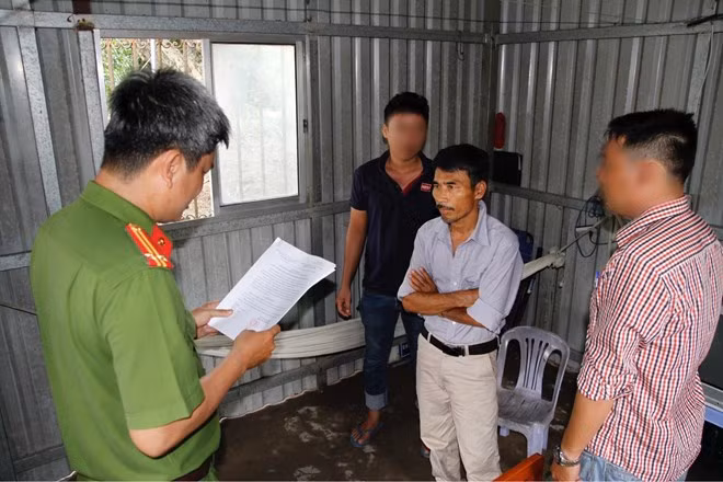 Le Minh The (second, right) listens to police reading the arrest warrant (Photo: VNA) Le Minh The (second, right) listens to police reading the arrest warrant (Photo: VNA)