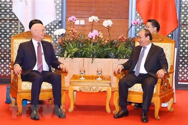 Prime Minister Nguyen Xuan Phuc (R) met with the Founder and Executive Chairman of the World Economic Forum (WEF), Klaus Schwab (Photo: VNA)