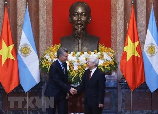General Secretary of the Communist Party of Vietnam (CPV)’s Central Committee and President Nguyen Phu Trong (R) welcomes President Mauricio Macri (Photo: VNA) General Secretary of the Communist Party of Vietnam (CPV)’s Central Committee and President Nguyen Phu Trong (R) welcomes President Mauricio Macri (Photo: VNA)