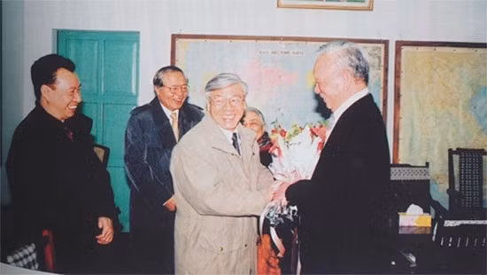 Party General Secretary and State President Nguyen Phu Trong (at that time serving as Secretary of the Hanoi Municipal Party Committee) offered flowers to General Le Duc Anh. Party General Secretary and State President Nguyen Phu Trong (at that time serving as Secretary of the Hanoi Municipal Party Committee) offered flowers to General Le Duc Anh.