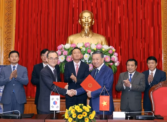 Minister To Lam and Mr. Moon shake hands after signing the MoU on cooperation in the prevention and fight against cross-border crimes. Minister To Lam and Mr. Moon shake hands after signing the MoU on cooperation in the prevention and fight against cross-border crimes.