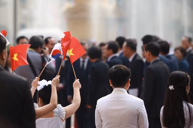 The two countries’ relationship has developed robustly over the years. The Republic of Korea is Vietnam’s biggest investor with a total investment of more than US$52 billion and Vietnam’s second largest provider of official development assistance (ODA) which focuses on administration, education, water management, and infrastructure.