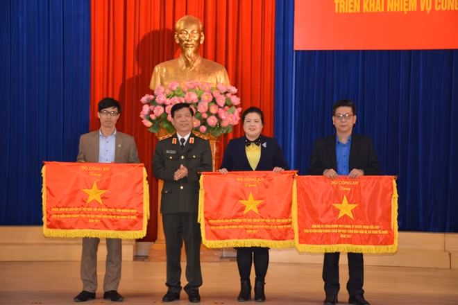 Deputy Minister Son and various individuals and teams honored at the event