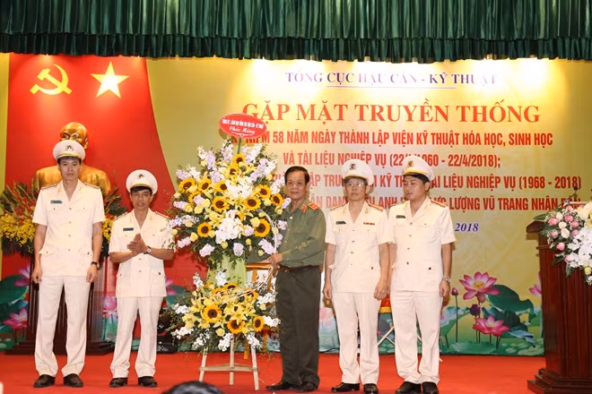 Lieutenant General Le Van Minh, Director of the General Department of Logistics and Techniques recognized and praised all efforts and achievements of the Institute in the past time