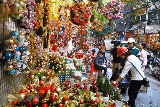 Customers are busy choosing their favourite decorations for the upcoming festive season.