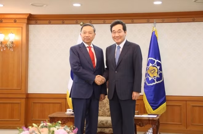 RoK Prime Minister Lee Nak Yeon receives Minister To Lam.